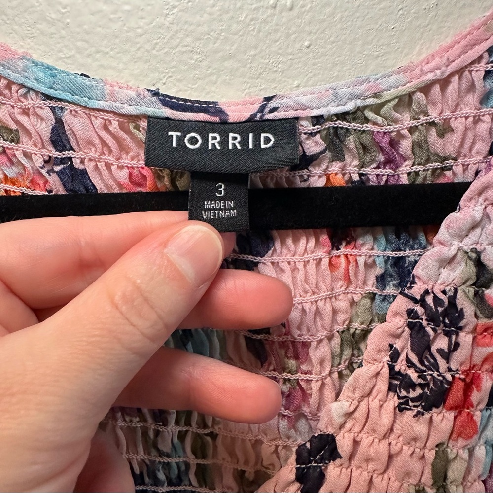 Torrid Women’s Pink V-Neck Peplum Chiffon Click Dot Smocked Floral Top Sz 3X - Picture 3 of 7